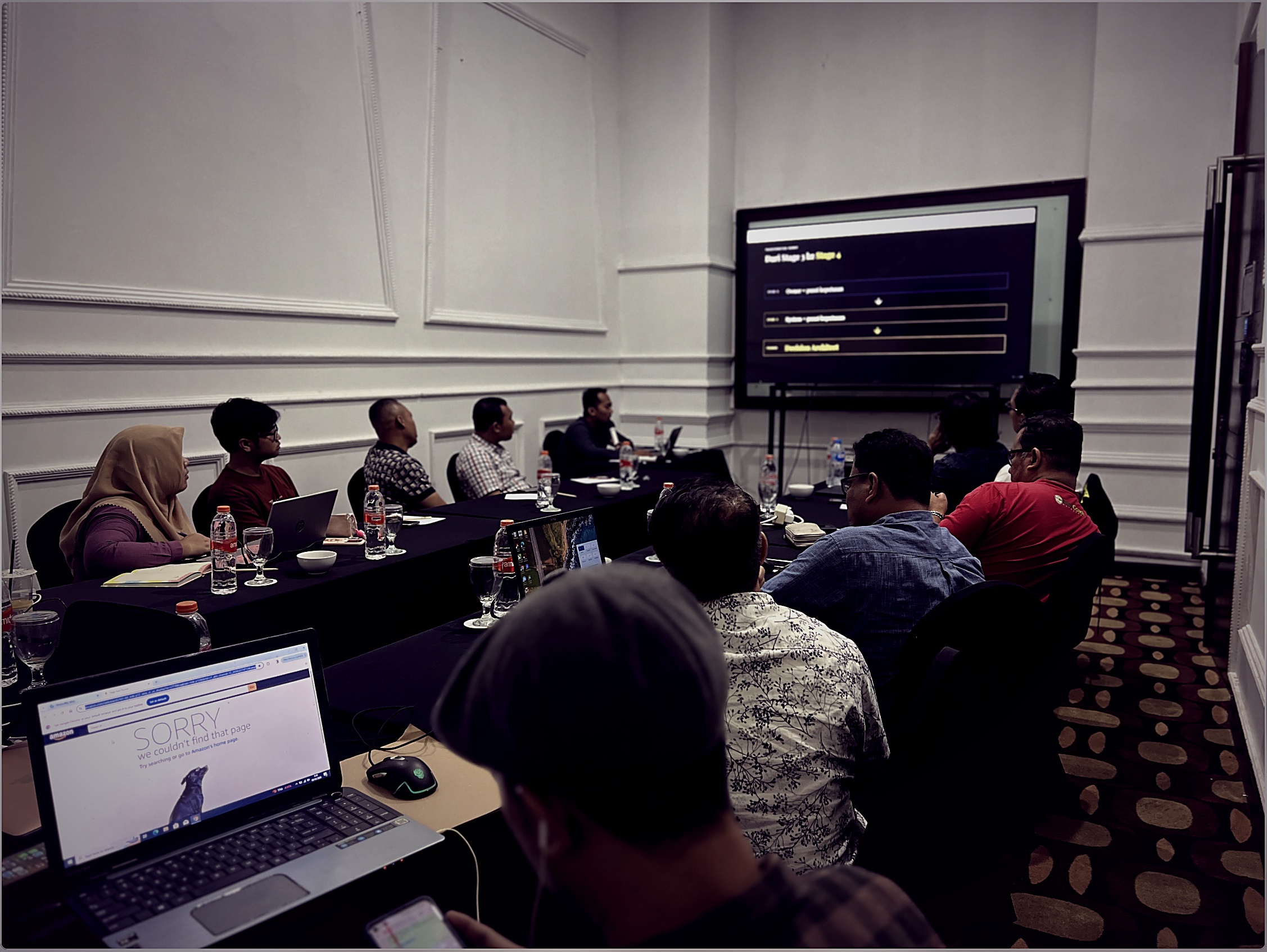 Peserta praktik langsung di workshop